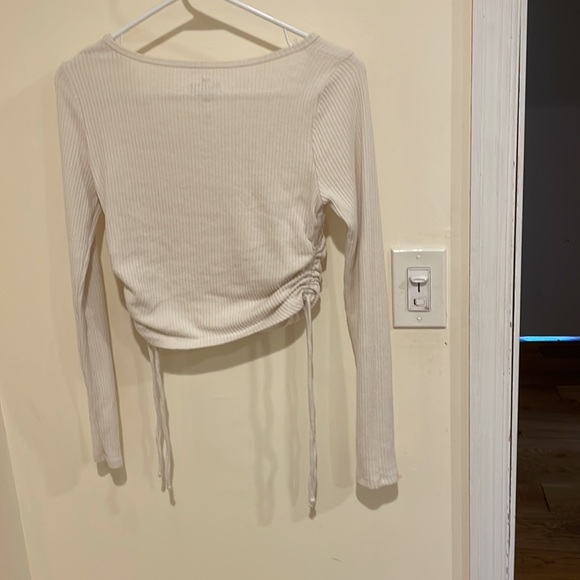 Hollister Long Sleeve Buttoned Rouched White V - Neck Crop Top - Picture 2 of 3